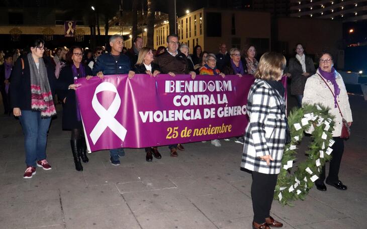 Benidorm cierra con una marcha una semana de actos contra la violencia de género
