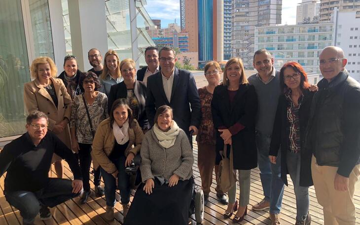 Benidorm despliega un gran lazo para conmemorar el Día Internacional de las Personas con Discapacidad