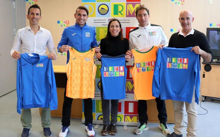 Deportes entrega equipaciones promocionales a los atletas de Benidorm que correrán la Maratón de Valencia