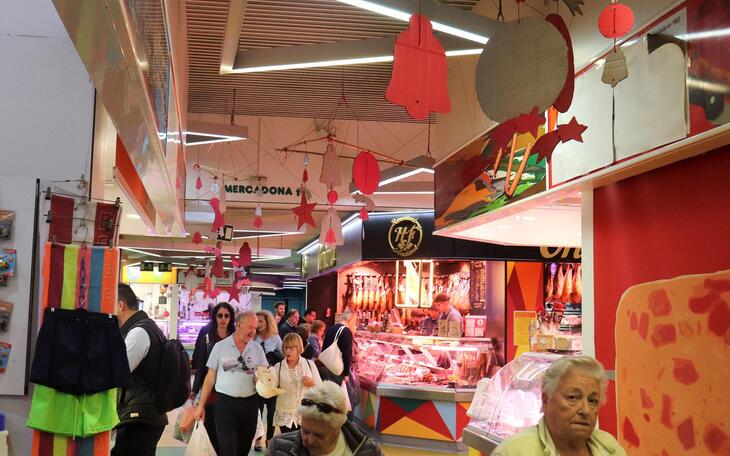 El Mercado Municipal luce la nueva decoración navideña diseñada por los alumnos del IES Pere Maria Orts i Bosch