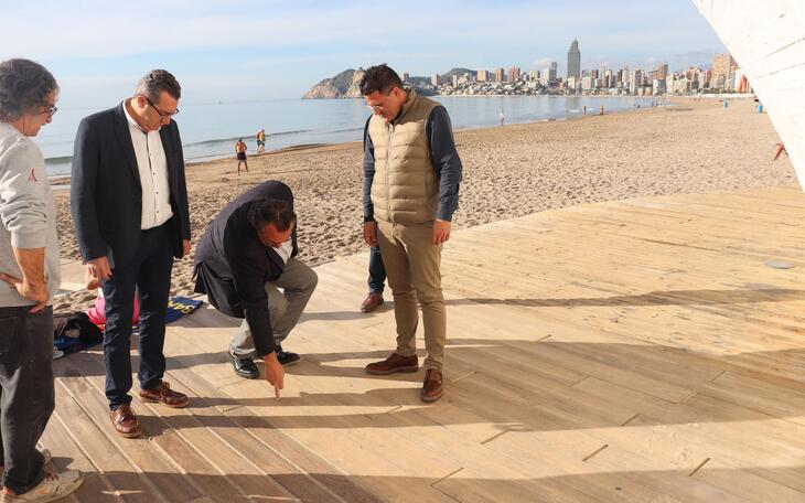 Benidorm repara los tramos dañados de pasarela del Paseo de Poniente
