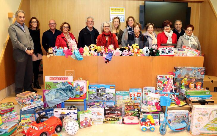 La Biblioteca recoge cerca de un millar de juguetes en su campaña solidaria de Navidad 