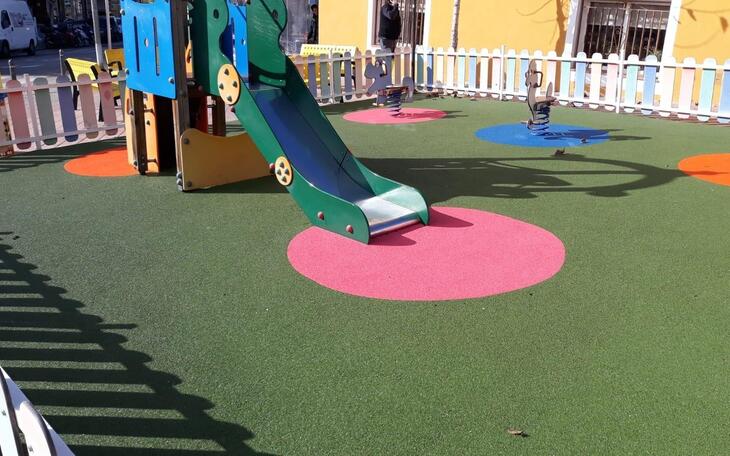 Benidorm repone el pavimento de siete parques infantiles