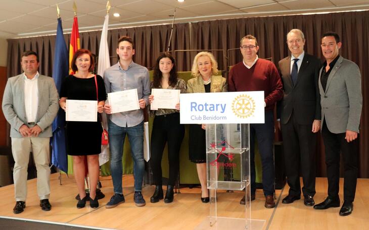 Ángela Alvado gana el premio ‘Isidro Cortina’ del Rotary Club a la mejor estudiante de la Marina Baixa