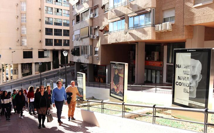 Benidorm lleva a la calle la sensibilización sobre la violencia de género con una muestra de carteles de alumnos del IES Pere Mª Orts i Bosch
