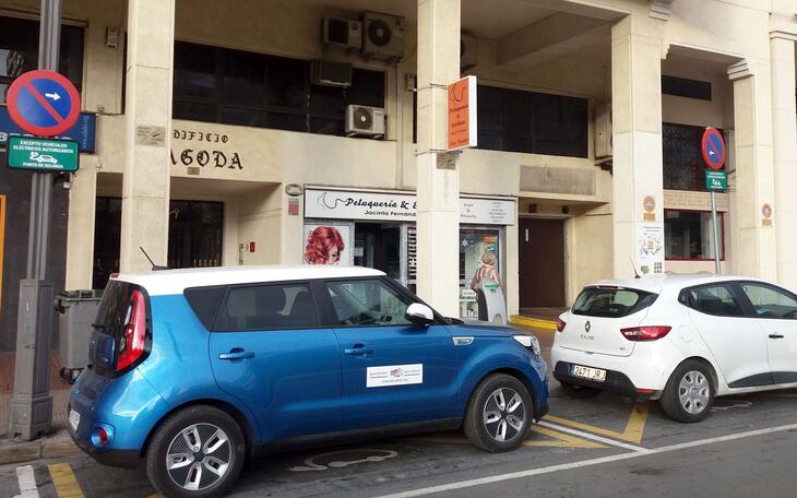 Benidorm amplía la flota municipal de vehículos sostenibles con un nuevo turismo 100% eléctrico