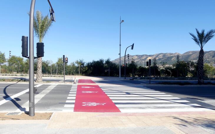 Un nuevo cruce semafórico une Els Tolls con el Parque de la Séquia Mare y el Salt de l’Aigua