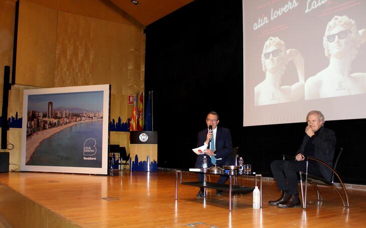 Emilio del Río presenta en Benidorm su libro ‘Latín Lovers’, un homenaje a la cultura clásica en clave de humor