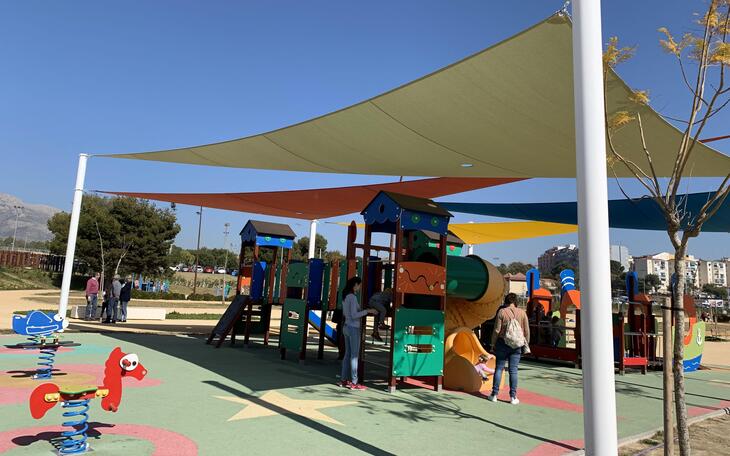 Benidorm habilita dos zonas de sombra en las áreas infantiles del Parque de Foietes