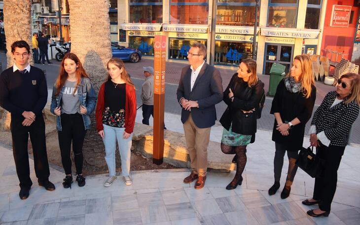 Benidorm da a conocer a través de tres tótems el proyecto ‘Turismo de Emociones’, impulsado por jóvenes y que apuesta por un ocio sano