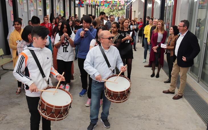 Estudiantes de 38 nacionalidades diferentes del IES l’Almadrava celebran el Día Internacional de la Lengua Materna