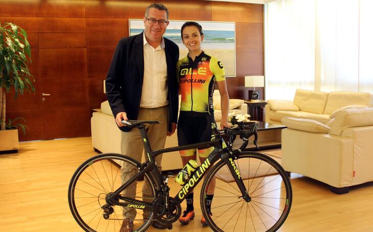 El alcalde recibe a la ciclista profesional de Manizales Diana Carolina Peñuela