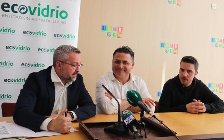 El Ayuntamiento de Benidorm y Ecovidrio promueven el reciclaje durante la acampada de peñas 