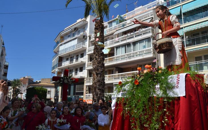 La niña Araceli Such Romero recita el verso en la tradicional Festa de la Creu