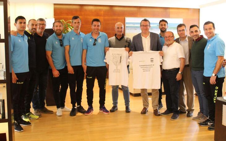 El alcalde de Benidorm felicita al C.F. Calvari por su ascenso