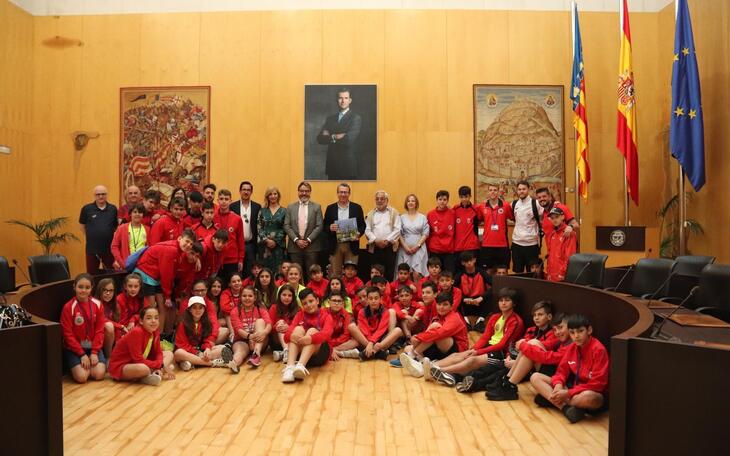 Toni Pérez recibe a una delegación deportiva e institucional de la localidad de Brunete
