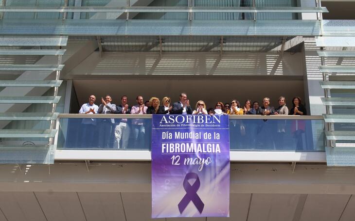 El balcón de Alcaldía exhibe la pancarta que conmemora el ‘Día Mundial de la Fibromialgia’ 