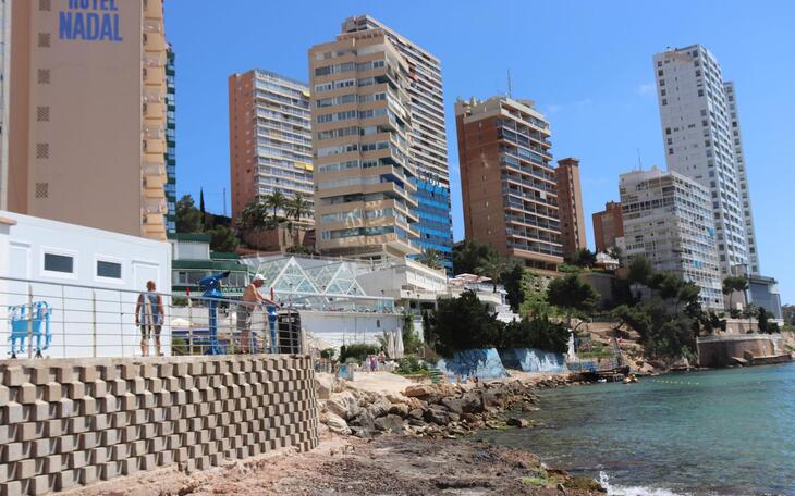 Benidorm habilita nuevos baños públicos en el Rincón de Loix para dar servicio a los usuarios de la playa