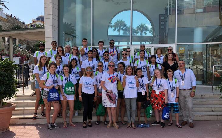 Entrega de material deportivo al Lion Costa Blanca Camp