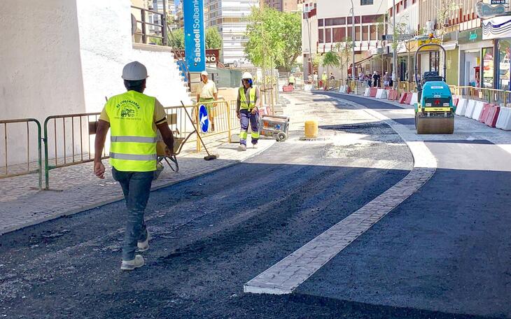 Benidorm inicia el asfaltado de la Plaza de la Hispanidad y calle Puente