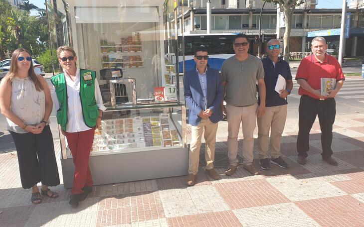 La ONCE estrena en Benidorm su nuevo modelo de quiosco, más accesible, ecológico y cercano al público