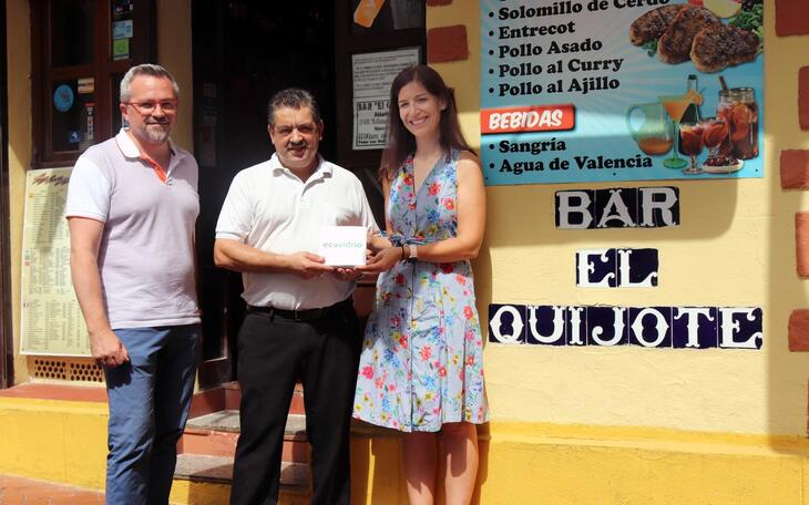 Ecovidrio premia a un establecimiento local por su participación en la campaña 