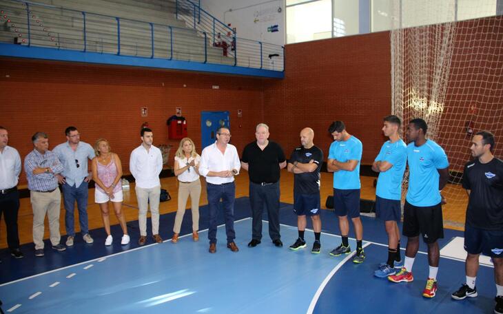 El alcalde de Benidorm acude al primer entrenamiento del BM Benidorm para mostrar su apoyo y desearles una gran temporada