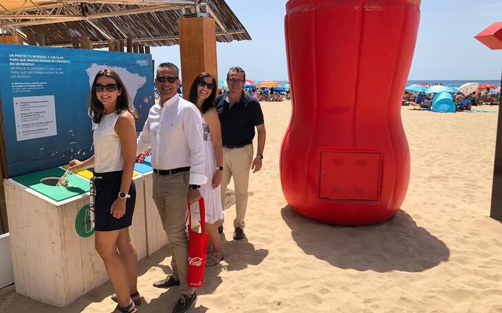 El proyecto ‘Mares Circulares’ de Coca-cola amarra en la playa de Levante de Benidorm