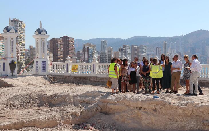 La Corporación municipal visita las actuaciones arqueológicas en el Castell de Benidorm