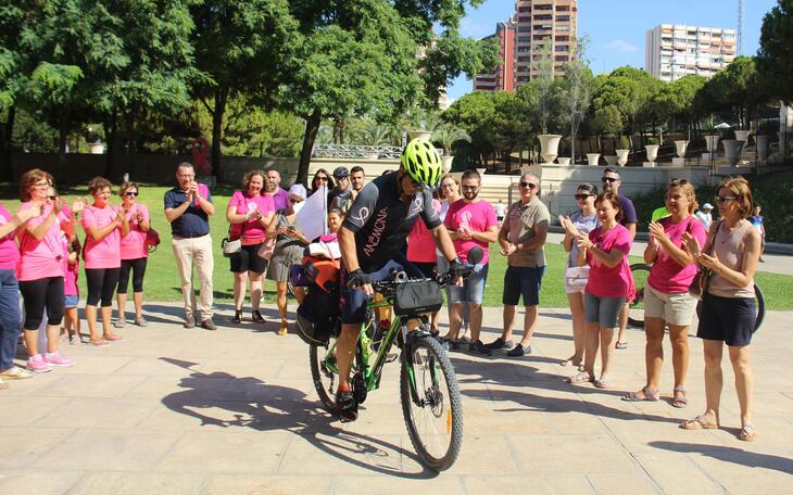 El benidormense Miguel Íñiguez inicia su camino solidario a Santiago en bicicleta para visibilizar la labor de Anémona