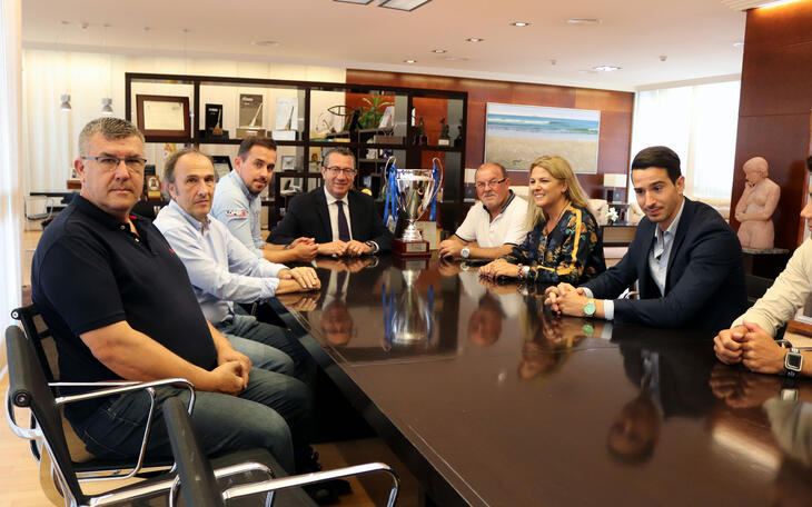 El alcalde de Benidorm recibe al C.F. Calvari Benidorm por su ascenso a Regional Preferente