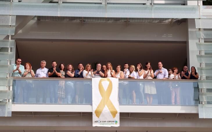 Un lazo dorado para encender la esperanza de los niños con cáncer
