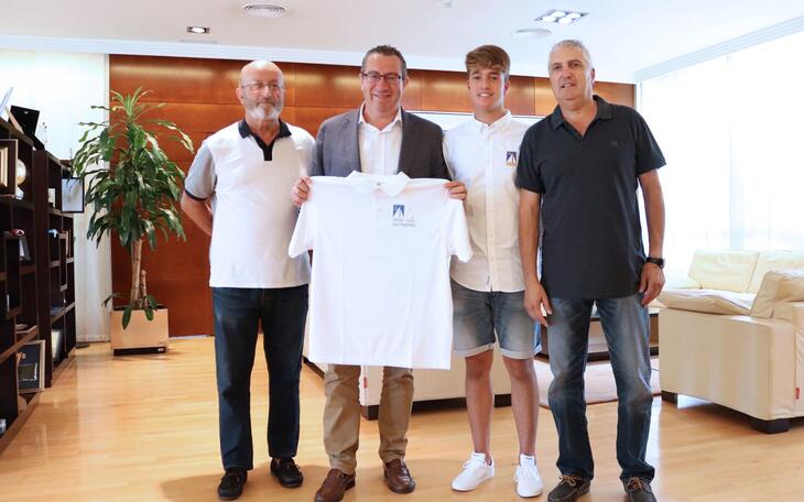 El alcalde de Benidorm recibe al deportista local Mariano Cebrián tras su participación en la Copa del Mundo celebrada en Canadá
