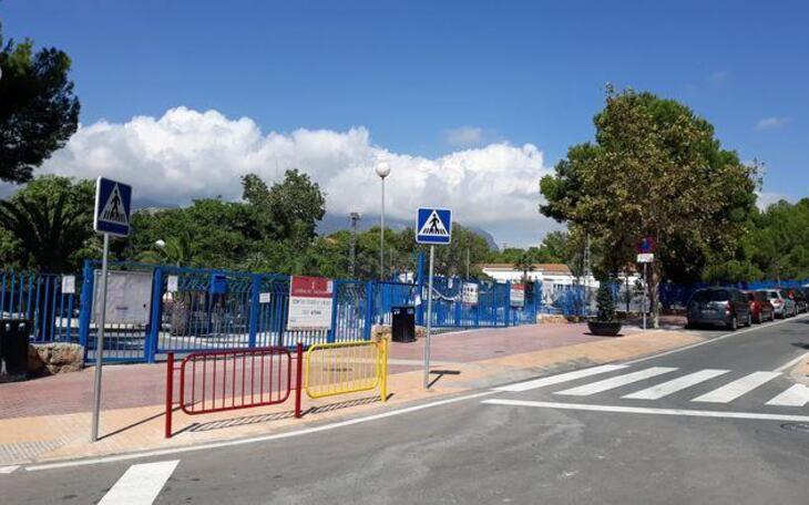 El PSOE propone la creación de zonas de estacionamiento limitado a 5 minutos junto a los centros escolares