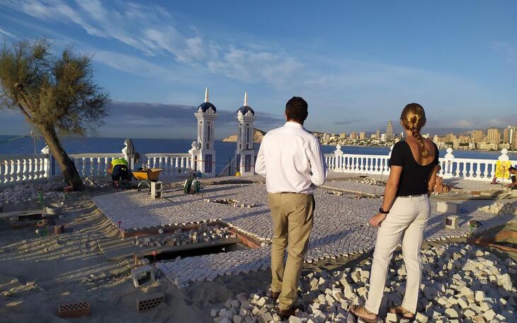 Calzada portuguesa para el pavimento de la Plaza del Castillo, manteniendo granito en damero para la pérgola
