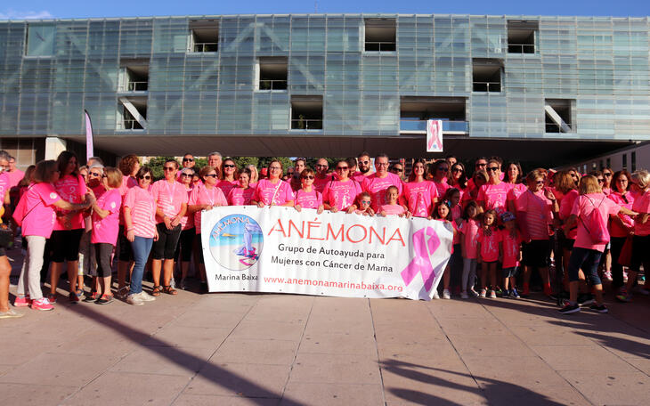 Más de 5.000 personas participan en la Marcha Solidaria de Anémona formando una gran marea rosa por las calles de Benidorm