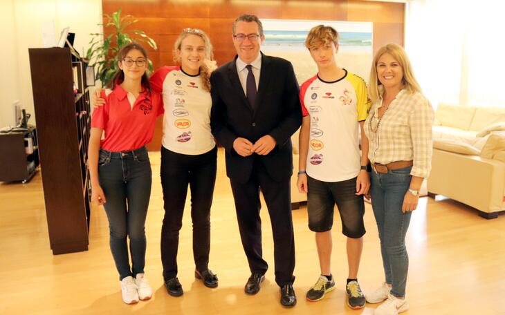 El alcalde Toni Pérez recibe a los palistas Pepe Casamayor, Ana Serralta y Paula Muñoz