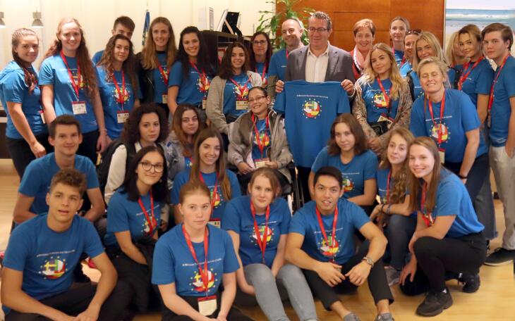 El alcalde recibe a un grupo de alumnos y profesores de varias nacionalidades del programa Erasmus +