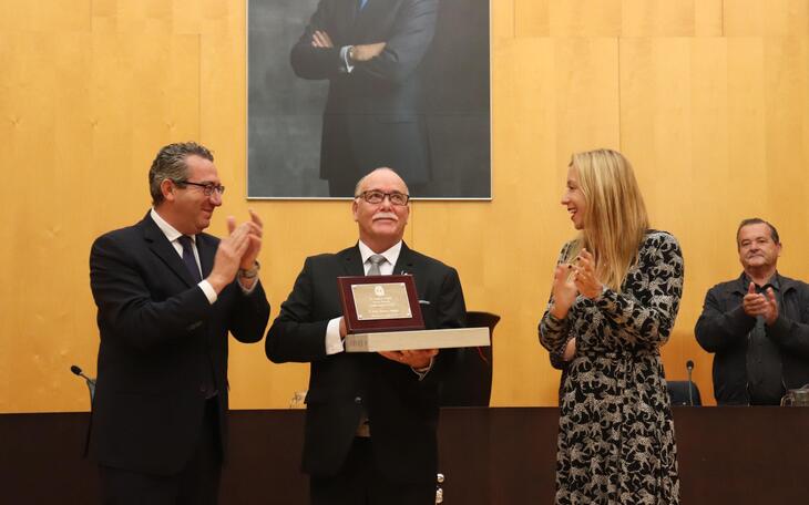 Benidorm entrega el premio ‘Vecino Ejemplar’ 2019 al ex presidente del Club de Atletismo y miembro de Caritas, Jesús Rosillo