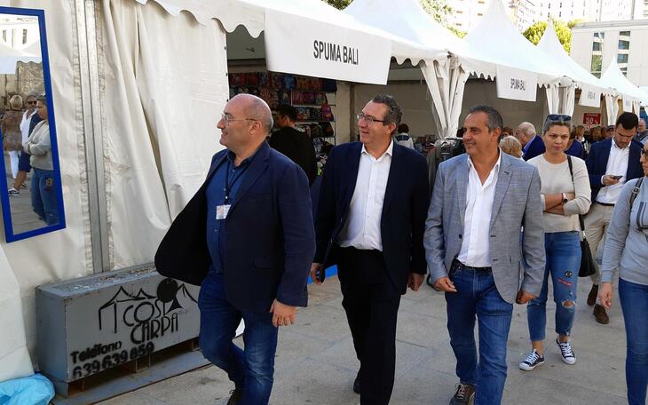 El alcalde inaugura la Feria Outlet que organiza AICO
