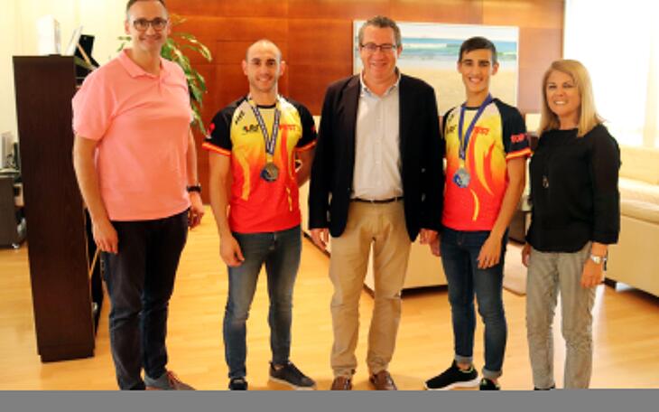 El alcalde Toni Pérez recibe a los taekwondistas Jonathan Moreno y Fernando Sanabria tras lograr la medalla de plata en Sarajevo