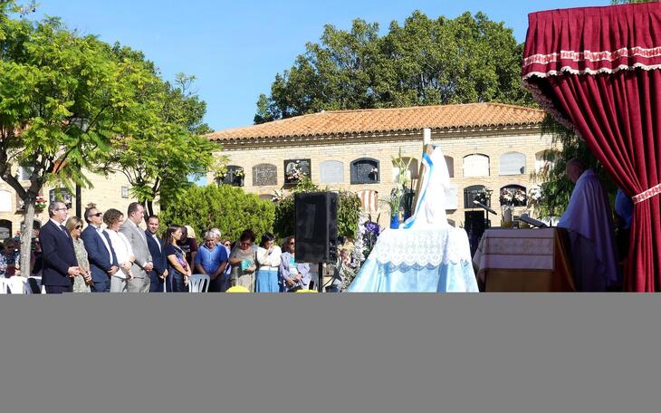 Los cementerios de Benidorm lucen a pleno sol en la festividad de Todos los Santos