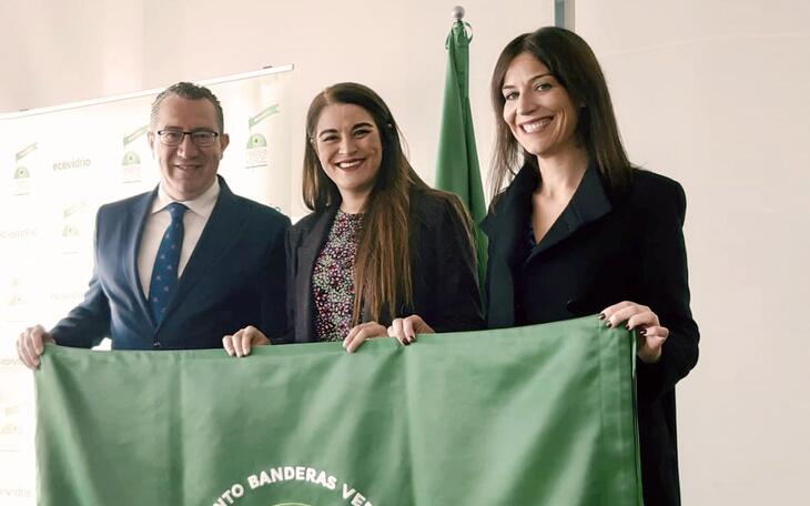 Benidorm obtiene la Bandera Verde de Ecovidrio por recoger cerca de 1,3 toneladas de vidrio durante el verano 