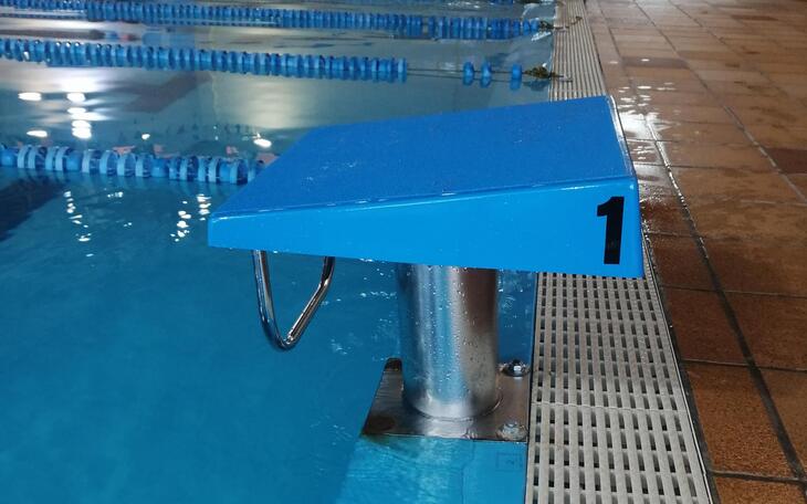 El PSOE denuncia que la instalación de una plataforma ha provocado fugas de agua de la piscina del Palau d’Esports 