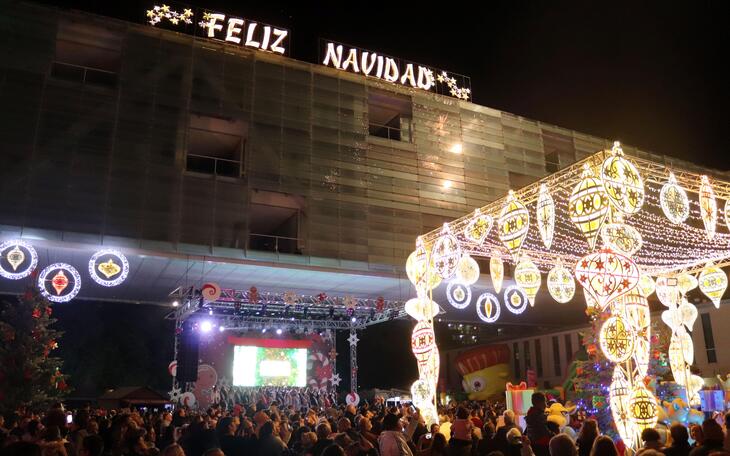 Benidorm abre el calendario navideño con la inauguración de la Plaza de la Navidad 