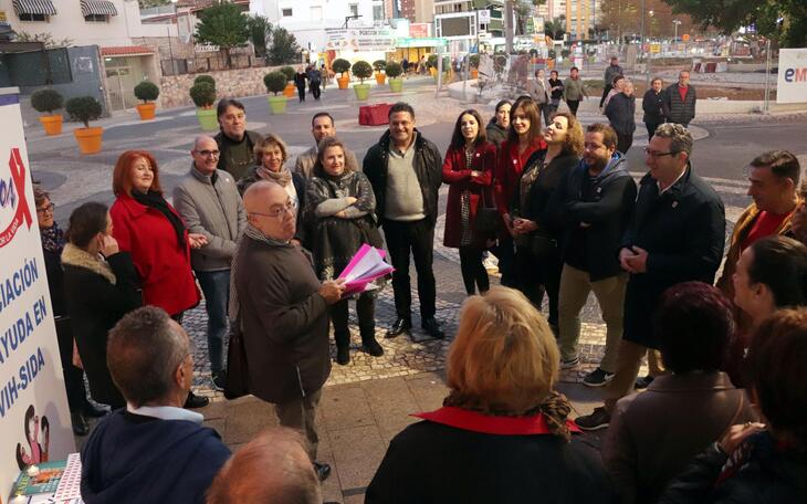 Un manifiesto y velas en memoria de las víctimas del SIDA para conmemorar el Día Mundial de la enfermedad