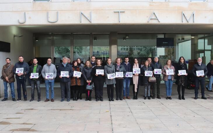 Benidorm muestra su repulsa a la violencia de género tras el asesinato de una mujer en El Prat del Llobregat