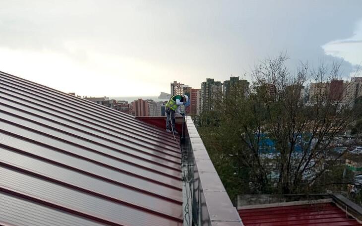 Deportes repara e impermeabiliza la cubierta del pabellón Raúl Mesa para evitar filtraciones
