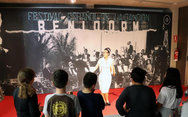 Alumnos de centros escolares de Benidorm giran visitas didácticas a la exposición del 60ª Aniversario del Festival de Benidorm 