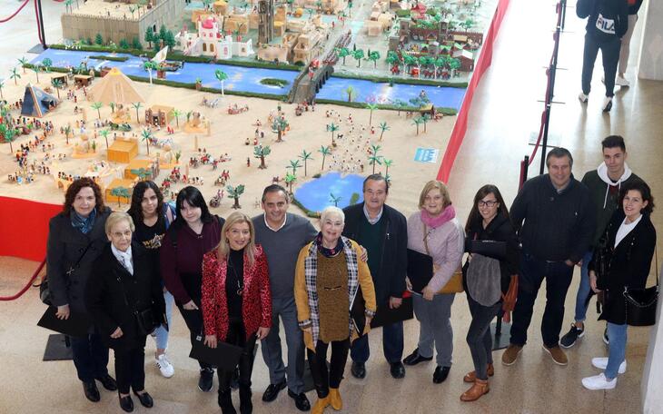 El jurado comienza sus visitas a los comercios participantes en el Concurso de Escaparatismo Navideño